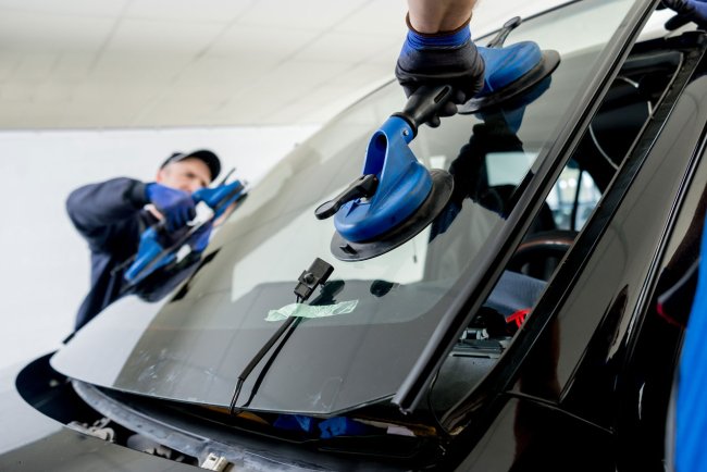 Szélvédő javítás, az otthoni megoldások és a professzionális szolgáltatások összehasonlítása